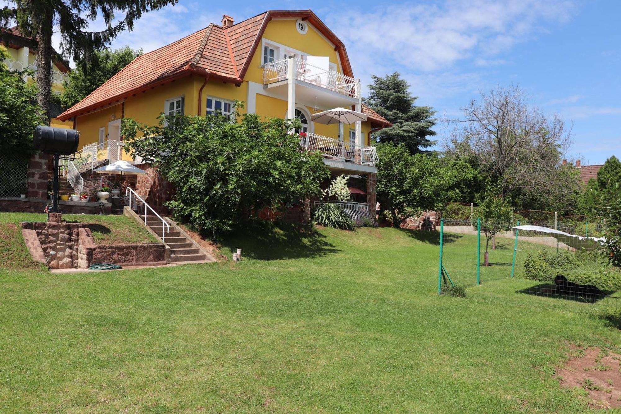 Gyoengyoem Apartman Balatonalmádi Екстериор снимка