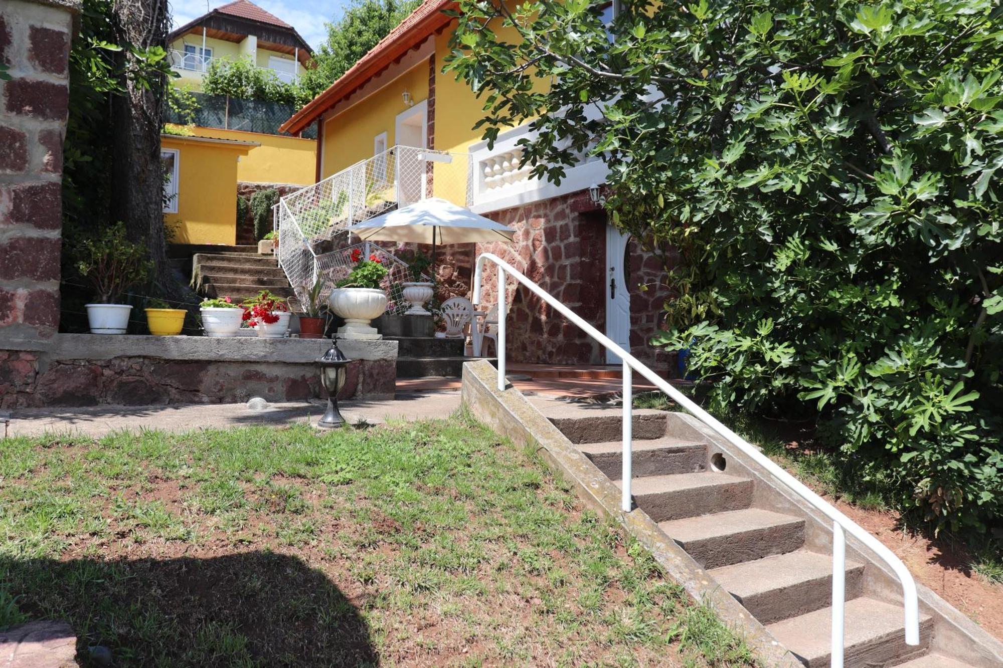 Gyoengyoem Apartman Balatonalmádi Екстериор снимка